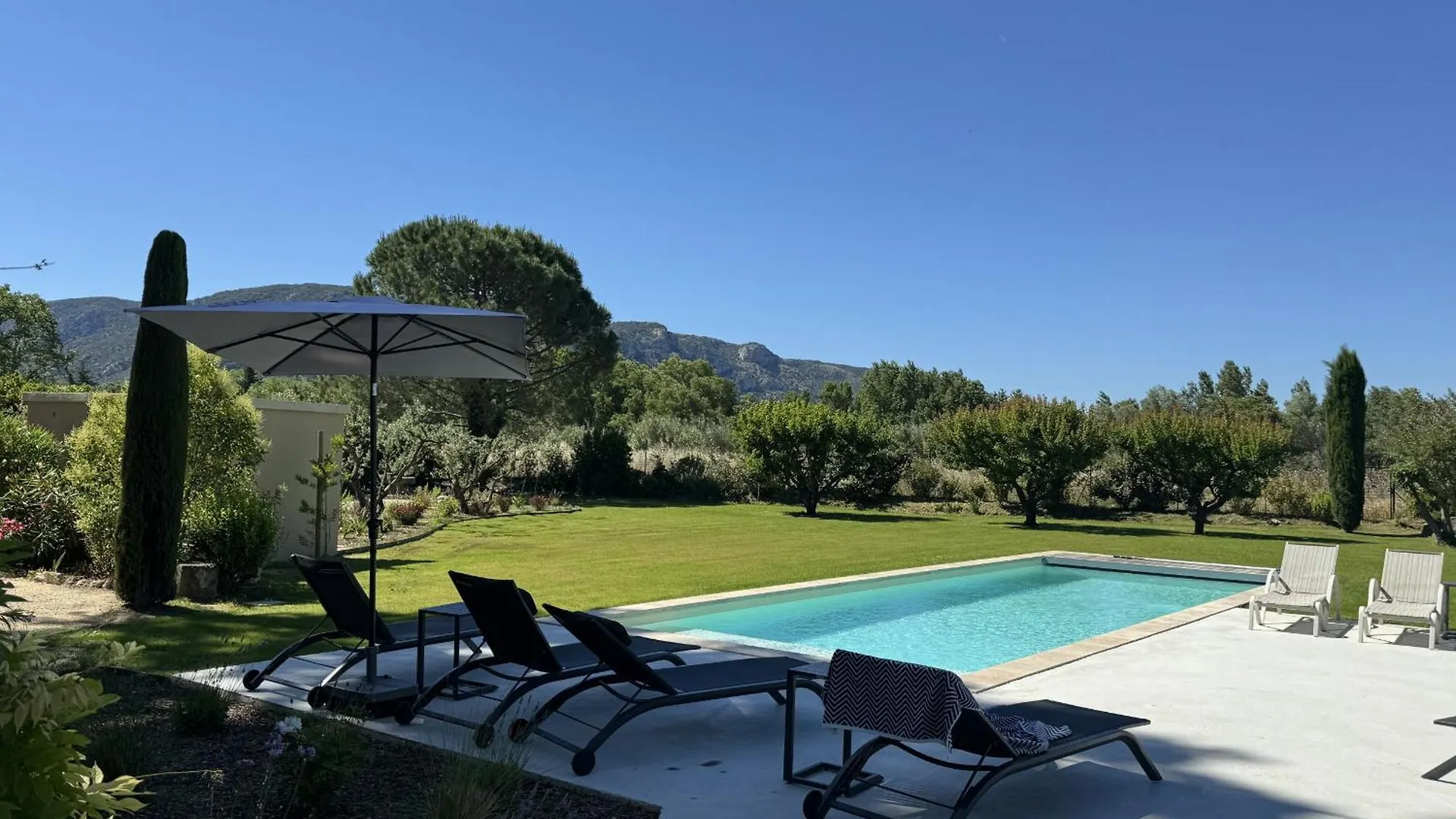 Provencal House With Heated Pool, View Of The Luberon In Robion - Accommodates 12 People. Villa Robion en Luberon